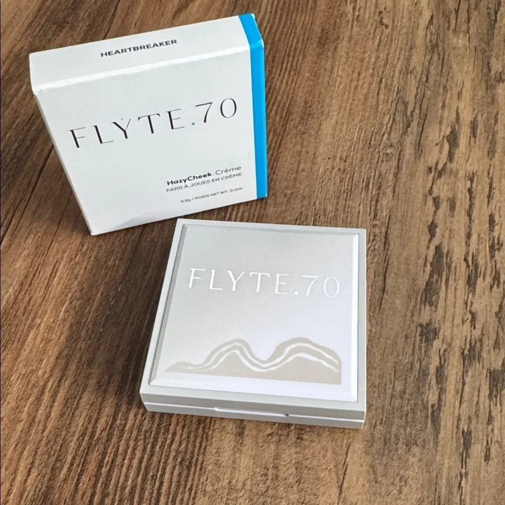 FLYTE 70 Hazy Cheek  Creme